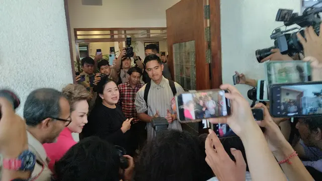 Ketua Umum DPP Partai Solidaritas Indonesia (PSI) Kaesang Pangarep bertemu dengan Ketua DPP PDI Perjuangan (PDIP) Puan Maharani di Ombe Kofie, Menteng, Jakarta Pusat, Kamis (5/10/2023) (Liputan6.com/Winda Nelfira)