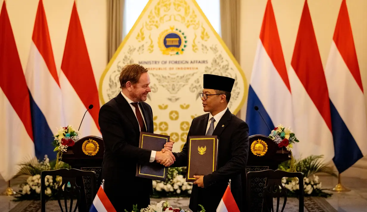 Acara yang awalnya difokuskan pada pembahasan kerja sama bilateral itu sempat berubah hangat ketika Menlu Belanda menyinggung soal kekalahan Timnas Indonesia dari Arab Saudi pada Kamis (08/10/2025) dini hari WIB lalu. (AFP/Yasuyoshi Chiba)