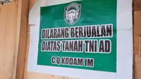 Peringatan yang ditempel oleh pihak Kodam IM di salah satu tempat usaha penghuni asrama dewan revolusi (Liputan6.com/Rino Abonita)
