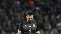 Kiper Italia, Gianluigi Buffon, tampak kecewa usai dikalahkan Swedia pada laga Kualifikasi Piala Dunia 2018 di Stadion Friends Arena, Solna, Jumat (10/11/2017). Swedia menang 1-0 atas Italia. (AFP/Jonathan Nackstrand)