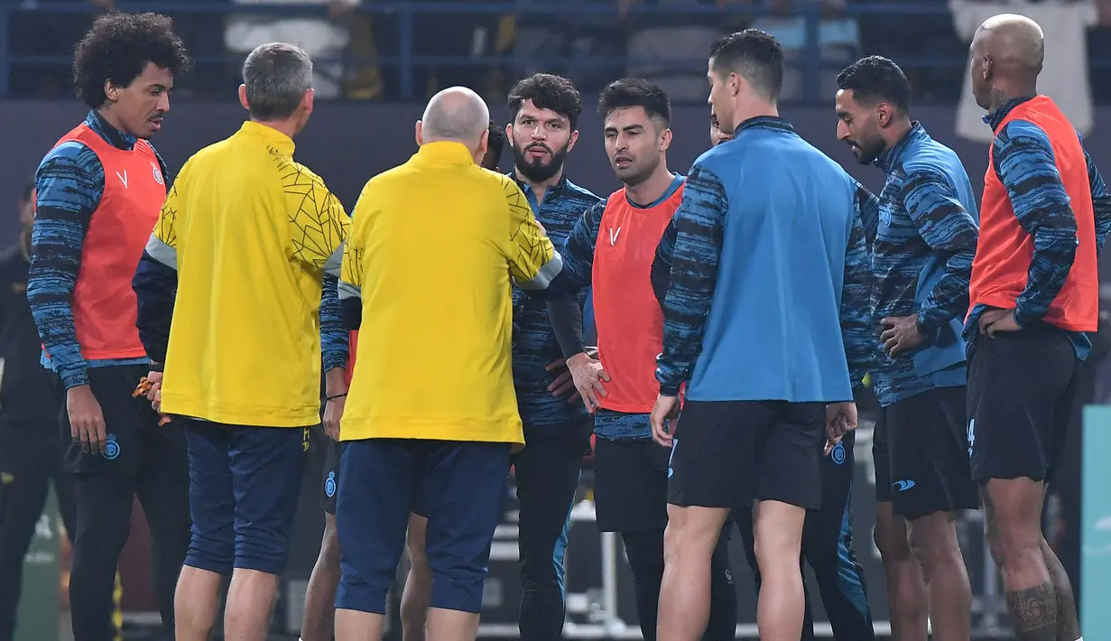 Sebagai pemain profesional, Cristiano Ronaldo telah berlatih rutin bersama rekan-rekannya meski laga debutnya tertunda. Tentu ia juga ingin menampilkan aksi terbaiknya saat debut menghadapi PSG maupun Al Ettifaq sebagai lembaran baru karier sepak bolanya di luar Eropa. (AFP)