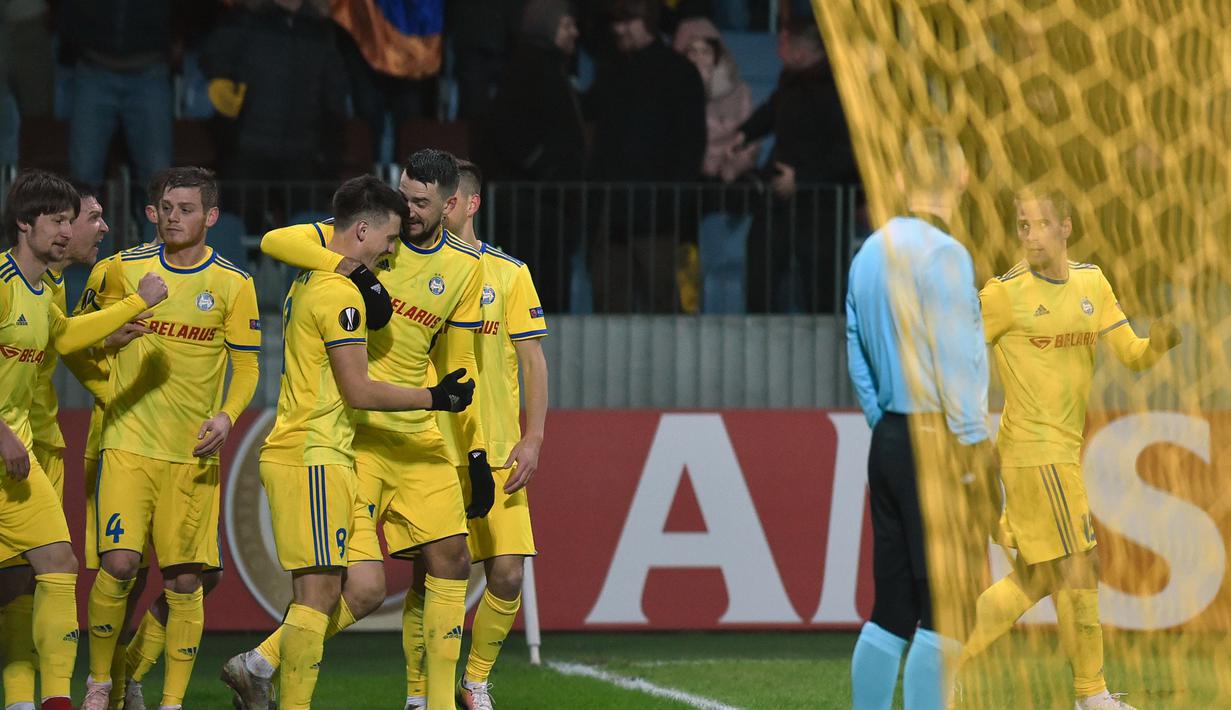 Selebrasi gol yang dicetak oleh Bate Borisov ke gawang Petr Cech pada leg 1,32 besar Liga Europa yang berlangsung di stadion Borisov Arena, Borisov, Jumat (15/2). Arsenal tumbang 0-1 kontra Bate Borisov. (AFP/Sergei Gapon)