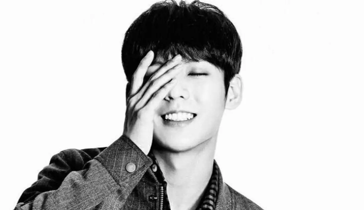 Minhyuk BTOB pernah menyukai seorang cewek, namun ia memendam perasan itu selama 4 tahun. Dan akhirnya ia pun memberanikan diri, namun kisah asmara mereka tak bertahan lama. (Foto: soompi.com)