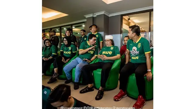 5 Gaya Cak Nun Dukung Persebaya, Beri Doa Agar Juara Musim Depan