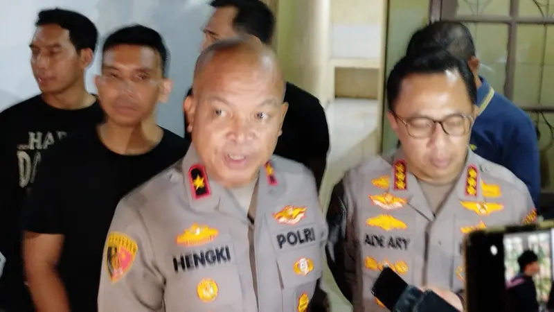 Direktur Reserse Narkoba Polda Metro Jaya Brigjen Pol Hengki penggerebekan sebuah rumah kontrakan petak di Jalan Raden Patah Parung Serap Ciledug Tangerang.