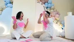 Reaksi Acha yang histeris dan heboh menjadi sorotan utama. Tangis haru dan sorak sorai keluarga dan sahabat memenuhi ruangan. Meski awalnya mereka menutup mata, Acha dan Andy diberi kesempatan untuk mengoleskan cat yang sudah disediakan ke baju putih yang mereka kenakan. (Liputan6.com/IG/@achasinaga)