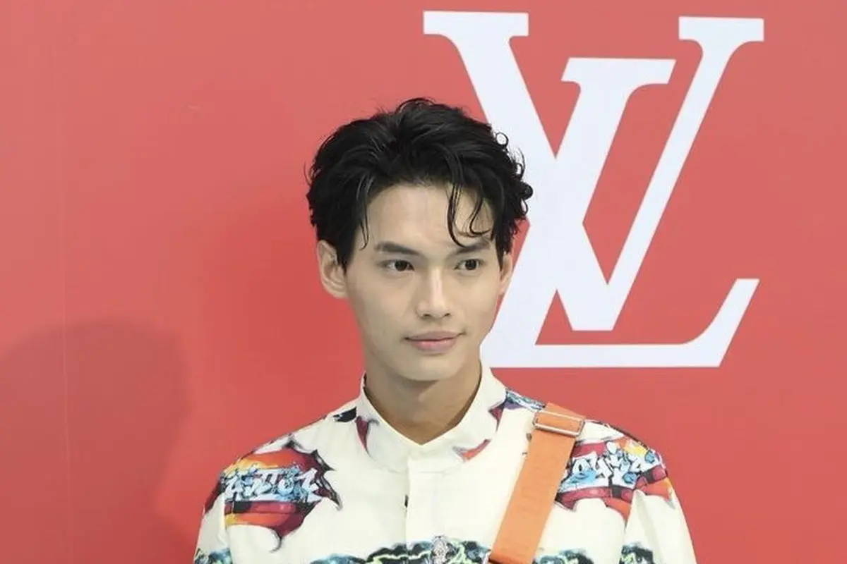 Win Metawin di Fashion Show Louis Vuitton