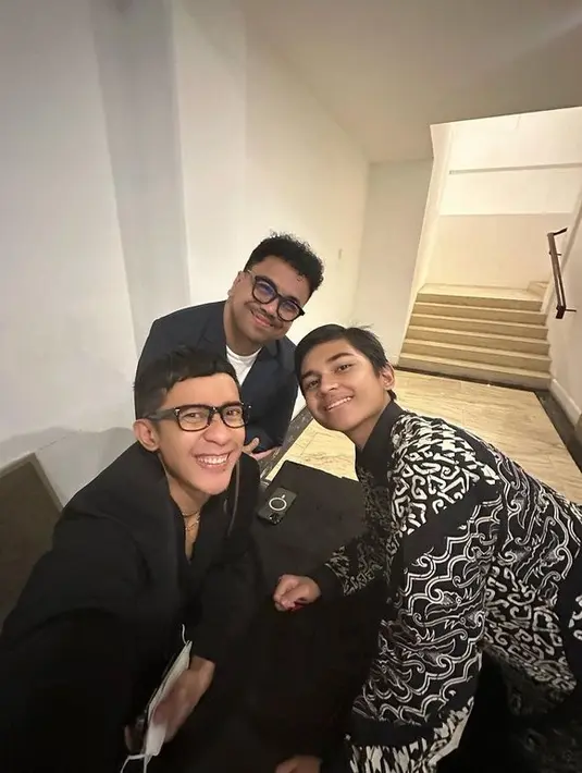 <p>Aktor cilik, Muzakki Ramdhan juga terlihat hadir di pernikahan Adinda Thomas. Ia tampak berpose dengan Andy Boim dan Aming. [Foto: instagram/adindathomas]</p>