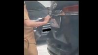 Pria Berseragam PNS Ganti Pelat Dinas Toyota Fortuner ke Pelat Hitam (@andreli_48/ Instagram)