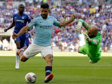 Pemain Manchester City, Sergio Aguero menendang bola ke gawang saat bertanding melawan Chelsea dalam Community Shield di Wembley, London, Inggris, Minggu (5/8). Manchester City menang 2-0. (AP Photo/Tim Ireland)