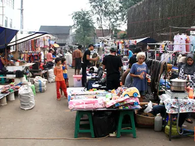 Citizen6, Jakarta: Para pedagang pasar kaget di arteri Pangeran Antasari sedang mengelar dagangan.