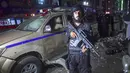 Seorang personel keamanan berjaga di lokasi ledakan bom di Karachi pada 12 Mei 2022. Satu orang tewas dan 12 terluka dalam ledakan bom akhir 12 Mei 2022 di Karachi, kata polisi, hanya dua minggu setelah serangan bunuh diri oleh sebuah kelompok separatis Pakistan membunuh empat orang di kota yang sama. (AFP/Asif Hassan)