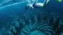 Tak hanya menikmati bibir pantai, Chelsea Islan juga menikmati keindahan bawah laut. Seperti melihat keindahan Gili Meno, Lombok. Chelsea berenang untuk melihat batu-batu berbentuk manusia yang ada di bawah laut. Foto Chelsea Islan snorkeling ini banjir like dan pujian dari netizen. (Liputan6.com/IG/@chelseaislan)