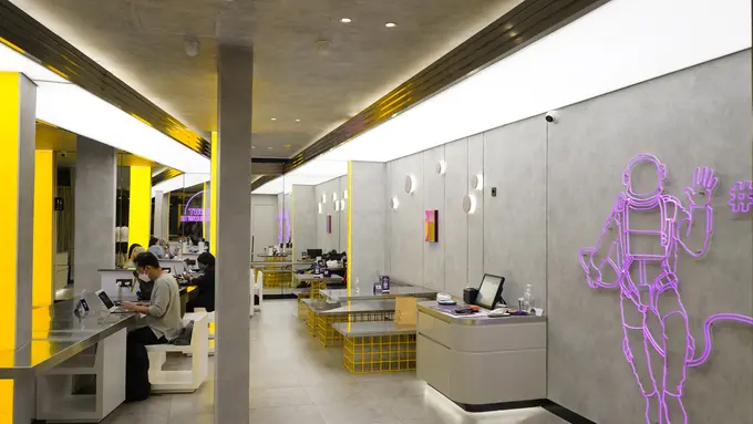 Uji Coba Makan Ayam Goreng di Luar Angkasa yang Futuristik