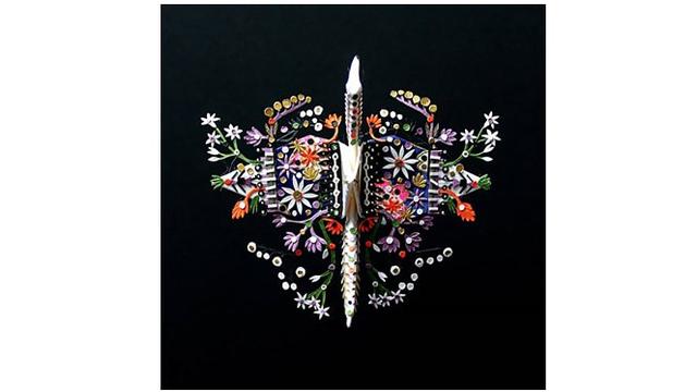 Seniman ini mebuat origami burung dengan berbagai motif yang menarik.