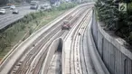 Pekerja terihat di pembangunan proyek kereta api ringan (light rail transit/LRT) di kawasan Kampung Makasar, Jakarta, Kamis (26/7). Secara keseluruhan, proyek kereta ringan atau LRT Jakarta telah rampung sekitar 85 persen. (Liputan6.com/Faizal Fanani)