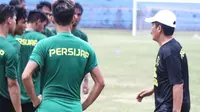 Jaya Hartono (kanan) punya formula jitu untuk menggembleng skuad Persijap Jepara proyeksi Liga 2 2021. (Bola.com/Gatot Susetyo)