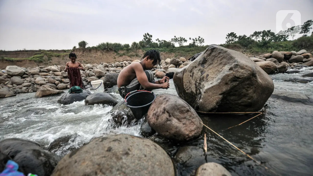 FOTO: Warga Manfaatkan Aliran Sungai Cipamingkis