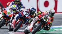 Pembalap Aruba.it Racing Ducati, Alvaro Bautista (nomor 19), berhasil merebut kemenangan dalam balapan kedua (Race 2) WorldSBK Portugal di Sirkuit Algarve, Portimao, pada Minggu (9/10/2022). (Vincent Jannink/ANP/AFP)