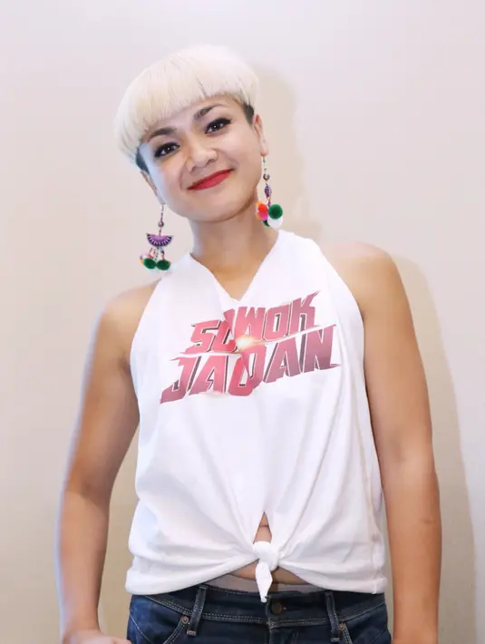 "Kalau anak sih enggak komentar yang gimana-gimana. Anak cuma komentar rambut aku dan bilang 'Mami your hair like a boy', gitu, haha," jelas Nirina. (Adrian Putra/Bintang.com)