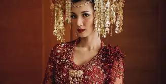 Sheila Dara dan Vidi Aldiano telah melangsungkan pernikahan pada 15 Januari 2022 dengan rangkaian acara sebelumnya. Pada acara resepsi pernikahan, ia memakai kebaya merah dengan suntiang untuk adat Minang modern. (Foto: Instagram @morden.co)