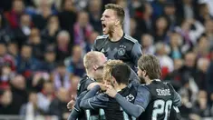 Pemain Ajax Amsterdam merayakan gol yang diciptakan oleh Kasper Dolberg saat melawan Olympieque Lyon pada laga semifinal Liga Europa di Stadion Parc Olympique Lyonnais, Kamis (12/05/2017). Lyon  Menang dengan skor 3-1. (EPA/Sebastian Nogier)