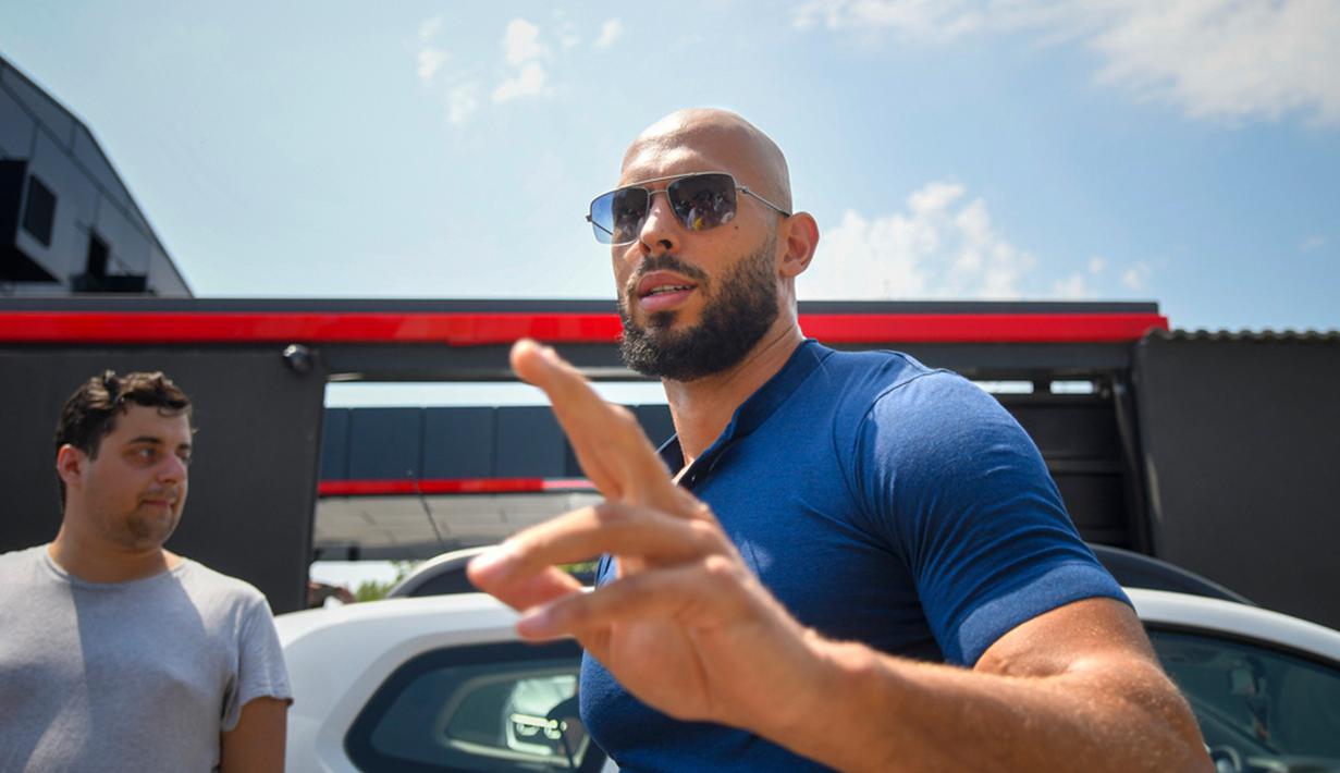 Keputusan pengadilan mengatakan keempat terdakwa akan dikenai pembatasan geografis yang membatasi mereka di wilayah kota Bucharest dan daerah terdekat Ilfov kecuali mereka mendapatkan persetujuan sebelumnya dari hakim. (AP Photo/Alexandru Dobre)