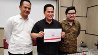 Erick Thohir (tengah) menunjukkan proposal yang dibuatnya sebagai calon investor Persis Solo. (Bola.com/Vincentius Atmaja)