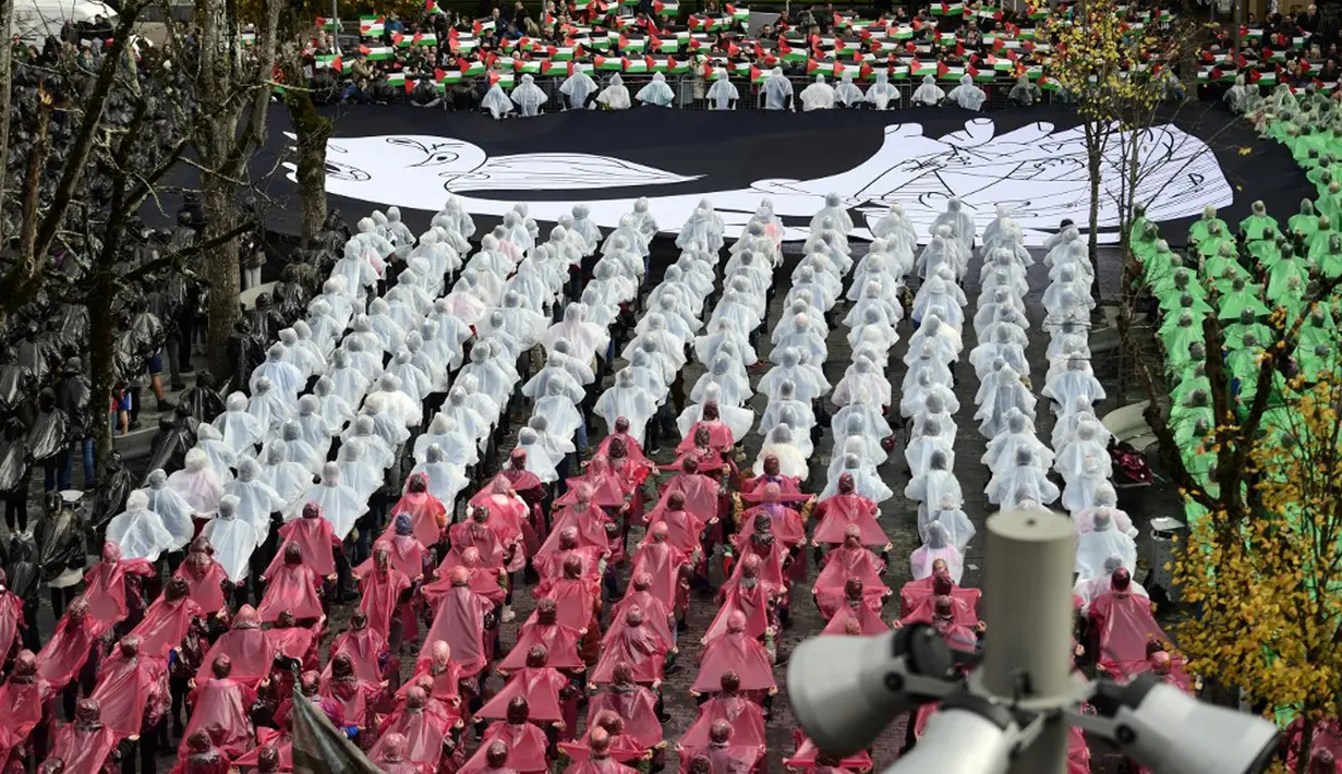 Dalam manifestonya, Inisiatif Warga Guernica-Palestina mengatakan, “Israel melakukan genosida terhadap rakyat Palestina dan meminta komunitas internasional untuk turut merasakan penderitaan rakyat Palestina dan menghentikan pembantaian tersebut.” (ANDER GILLENEA/AFP)