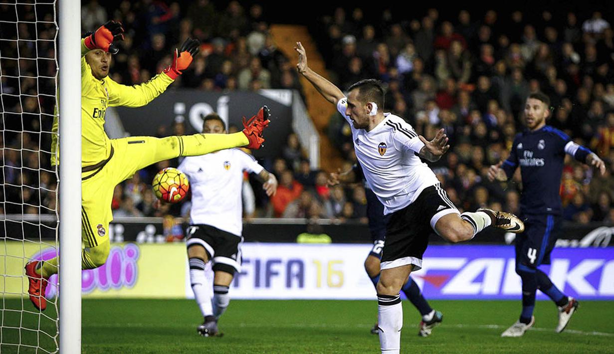 Penyerang Valencia, Paco Alcacer, berhasil mencetak gol penyeimbang ke gawang Real Madrid pada laga La Liga Spanyol. Gol itu dicetak pada menit ke 83, satu menit setelah gol dari Bale. (EPA/Biel Alino)
