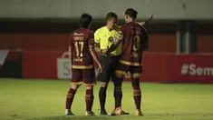 Total 12 kartu kuning dan satu kartu merah yang diobral Hamim Tohari mencetak rekor di Piala Menpora. Akibat hobinya bagi-bagi kartu, partai PSM kontra Persija menjadi pendulang kartu kuning terbanyak. (Foto: Bola.com/Ikhwan Yanuar)