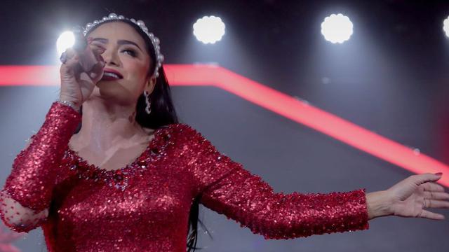 7 Potret Krisdayanti di Konser Bahhagia Anniversary Pertama Atta Aurel, Memesona