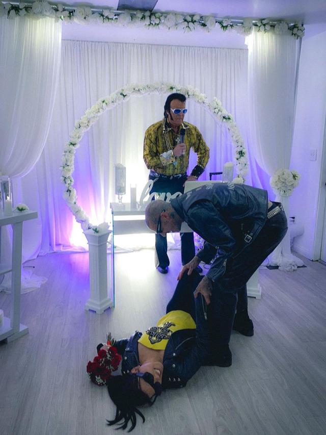 Kourtney Kardashian dan Travis Barker menikah di Las Vegas. (Instagram/ travisbarker)