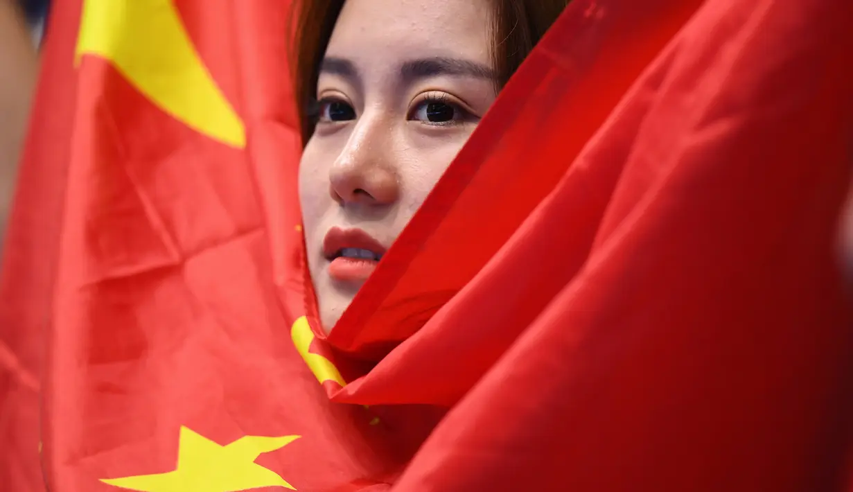 Suporter cantik asal China saat mendukung pemain tenis meja berlaga pada kualifikasi di Riocentro venue, Rio de Janeiro, (8/8/2016). (AFP/Jim Watson)