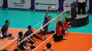 Atlet bola voli duduk putra Indonesia saat bertanding melawan tim bola voli duduk putra Thailand pada babak penyisihan ASEAN Para Games 2022 di GOR UTP Karanganyar, Jawa Tengah, Minggu (31/7/2022). Indonesia dikalahkan Thailand dengan skor 22-25, 25-20, 14-25, 14-25. (FOTO: Dok. ASEAN Para Sports Federation)