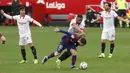 Messi mencetak gol indah dari aksi individu. Setelah bermain satu dua dengan Ilaix Moriba, Messi melewati beberapa pemain Sevilla sebelum menjebol gawang. (Foto: AP/Angel Fernandez)
