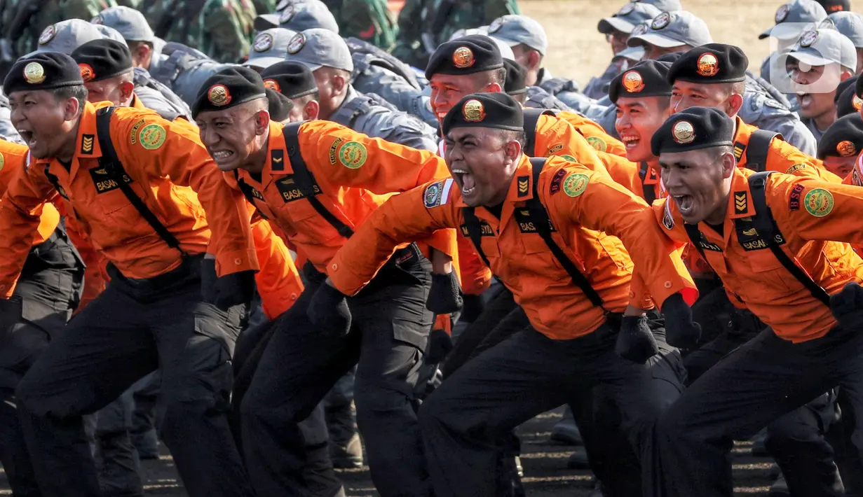 Aksi prajurit saat mengikuti parade upacara peringatan HUT ke-74 TNI di Taxy Way Echo Lanud Halim Perdanakusuma, Jakarta Timur, Sabtu (5/10/2019). Parade upacara peringatan HUT ke-74 TNI dipimpin oleh Presiden Joko Widodo atau Jokowi. (Liputan6.com/JohanTallo)