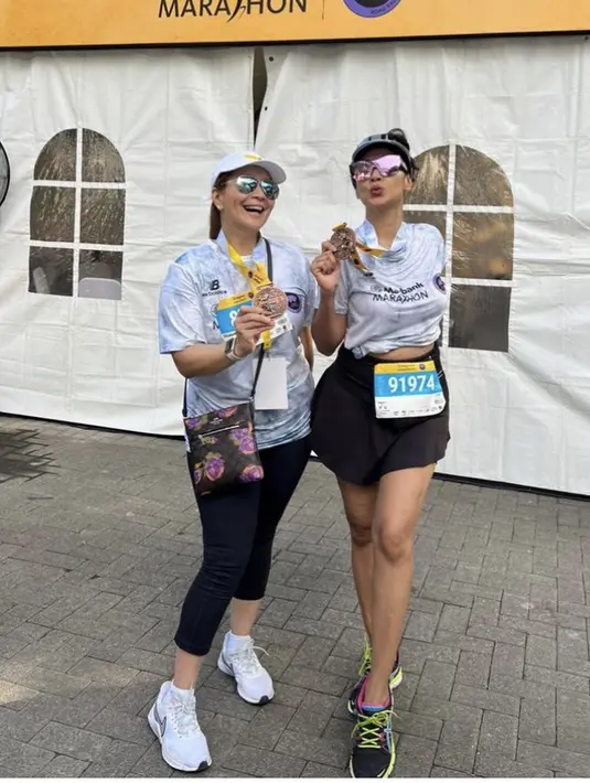 Diah Permatasari juga memamerkan medali lari marathonnya. Ia mengenakan jersey larinya dipadukan rok hitam serta sepatu lari warna-warninya. [@dps_diahpermatasari]
