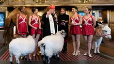 Kardinal Timothy Dolan, diapit oleh Rockettes, menyampaikan pidato pemberkatan hewan dari adegan 'Living Nativity' untuk Radio City Christmas Spectacular di New York, Amerika Serikat, Kamis (2/11/2023). Saat kalender memasuki bulan November, dunia sedang bersiap-siap untuk musim liburan - termasuk Radio City Music Hall di mana hewan-hewan diarak untuk pemberkatan Natal tahunan mereka. (AP Photo/Peter K. Afriyie)