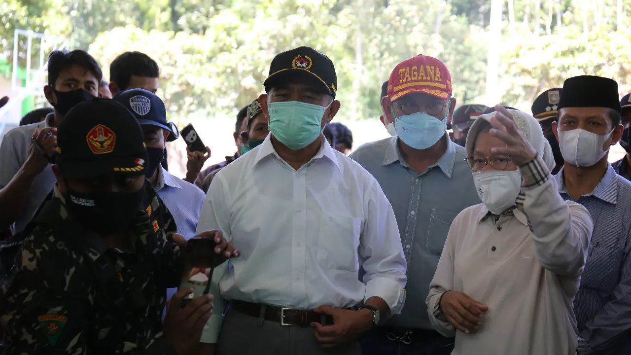 Menteri Sosial Tri Rismaharini atau Risma dan Menko Pembangunan Manusia dan Kebudayaan Muhadjir Effendy