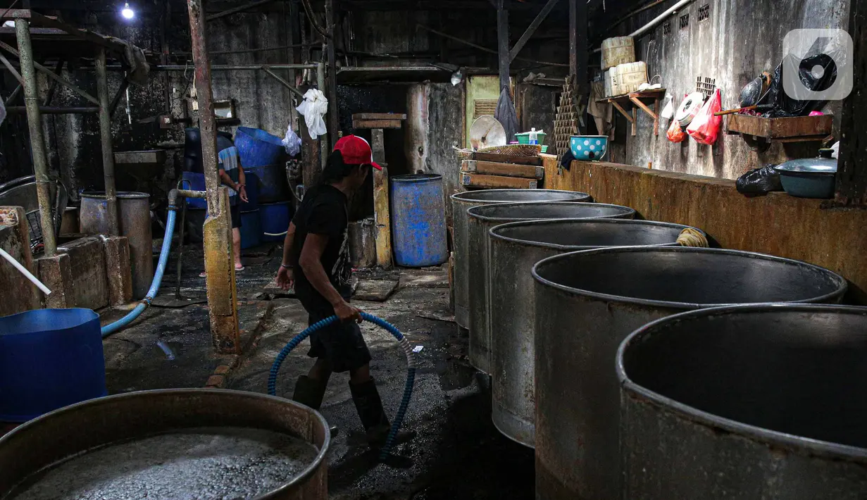 Pekerja saat melakukan mogok produksi di pabrik tahu di Jakarta, Senin (21/2/2022). Aksi sebagai respon terhadap harga kedelai yang terus merangkak naik hingga Rp12.000 per kilogram  di tingkat perajin. (Liputan6.com/Faizal Fanani)