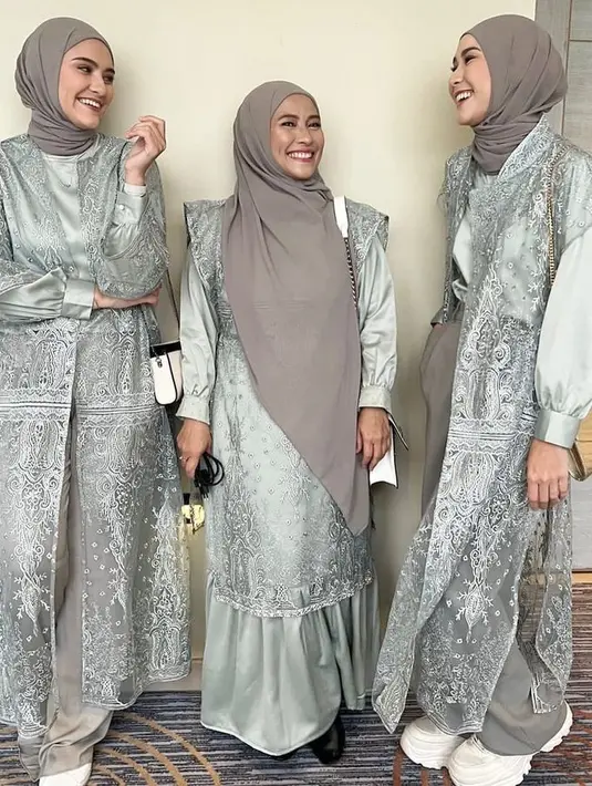 Seragam bridesmaid Zee Zee Shahab dan Zaskia Sungkar memiliki model yang mirip. Karena memang dipesan di tempat yang sama. Celana dan outerwear jadi kunci kenyamanan tugas pengiring pengantin ini. [Foto: Instagram @zeezeeshahab]