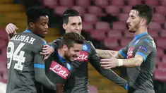 Pemain Napoli, Dries Mertens (2kiri) merayakan golnya bersama rekan setim pada lanjutan UEFA Europa League di Stadion San Paolo, Naples, Jumat (11/12/2015) dini hari WIB. (AFP Photo/Carlo Hermann)