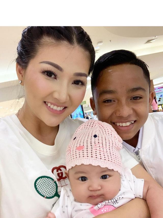 Jadi Sorotan Netizen, Ini 7 Potret Kebersamaan Sarwendah dan Anak-anaknya