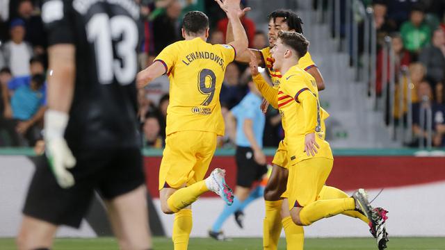 Selebrasi Robert Lewandowski saat Barcelona melawan Elche di LaLiga