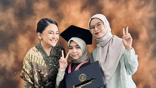 Potret Marshanda Dampingi Sienna Wisuda. (instagram/marshanda99)