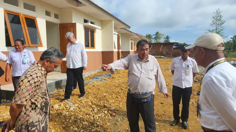 Staf Khusus Menteri Bidang Komunikasi dan Media Massa pada Kementerian Sosial, Don Rozano Sigit Prakoeswa, saat melihat rumah untuk ditempati warga terdampak gempa bumi, Jayapura, Papua.