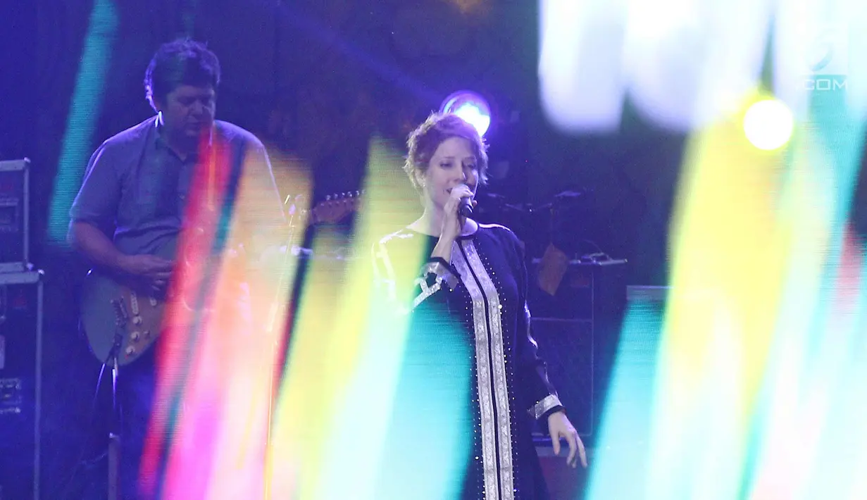 Aksi panggung vokalis Sixpence None The Richer, Leigh Nash di event bertajuk "The 90s Festival" di Gambir Expo, Kemayoran, Jakarta, Sabtu (25/11). Band luar negeri ini merupakan satu-satunya yang tampil di The 90s Festival. (Liputan6.com/Herman Zakharia)