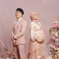 Pada potret maternity shoot, Aurel dan Atta Halilintar kompak dalam balutan nuansa peach yang lembut. Sebuah konsep maternity shoot yang sangat romantis. (foto: Instagram/ Aurel Hermansyah)