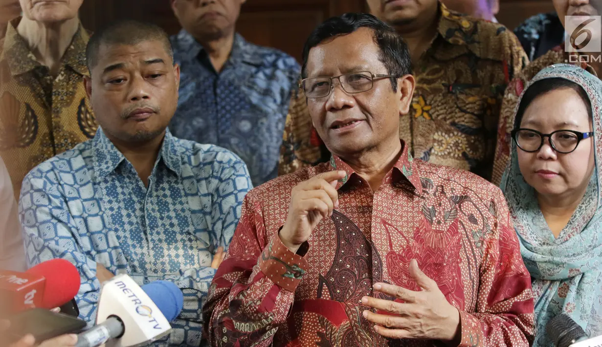 Mantan Ketua MK, Mahfud MD bersama para tokoh Gerakan Suluh Kebangsaan memberi keterangan usai melakukan pertemuan dengan Presiden RI kelima, Megawati Soekarnoputri di Jakarta, Jumat (17/5/2019). Pertemuan berlangsung tertutup. (Liputan6.com/Helmi Fithriansyah)